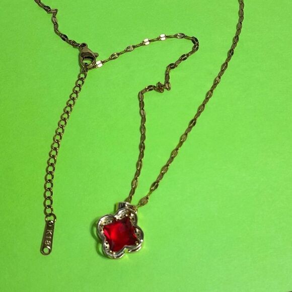 Red and Rhinstone Clover Necklace...NEW - Picture 1 of 6